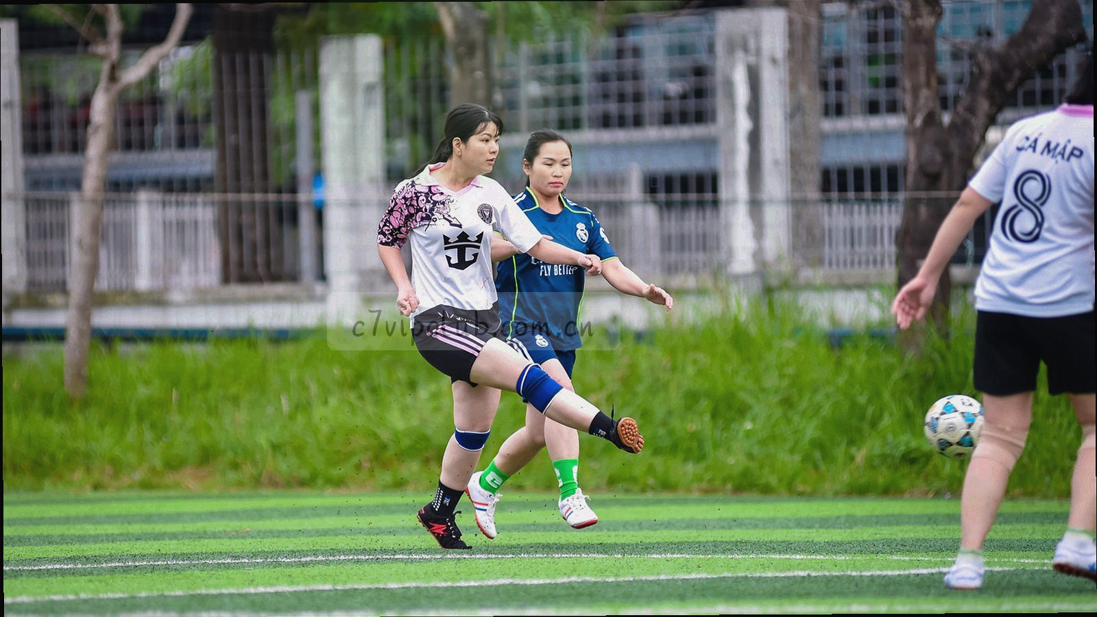 C7娱乐五大产品系列图标组合，深空蓝与霓虹紫科技感背景